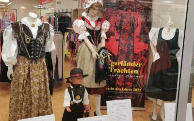 Erdbeer-Sonntag mit Stand, Ausstellung und Tänzen