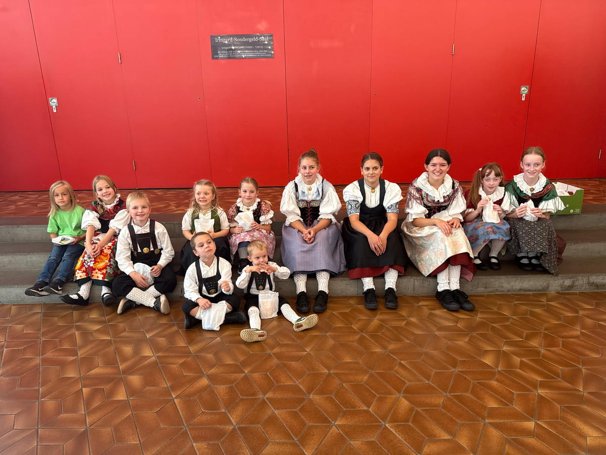 Kindergruppe mit Schülern -k